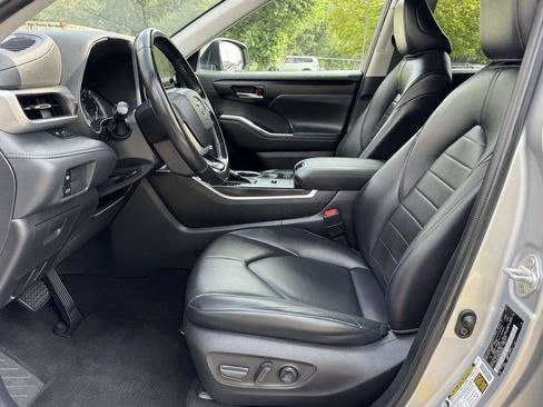 Used 2022 Toyota Highlander XLE FWD image 21