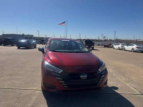 Used 2025 Nissan Versa SR w/ Trunk Package image 3