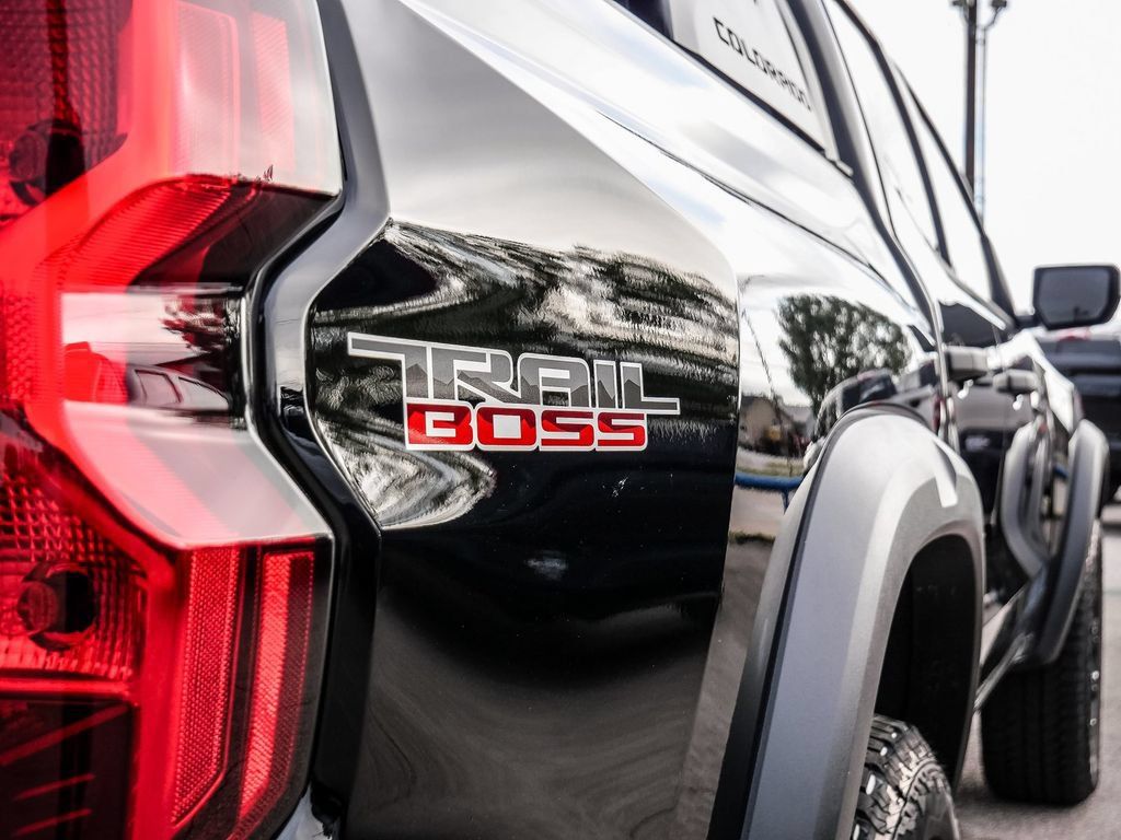 New 2026 Chevrolet Colorado Trail Boss w/ Midnight Edition AWD/4WD image 15