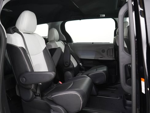 Used 2025 Toyota Sienna LE AWD/4WD image 13