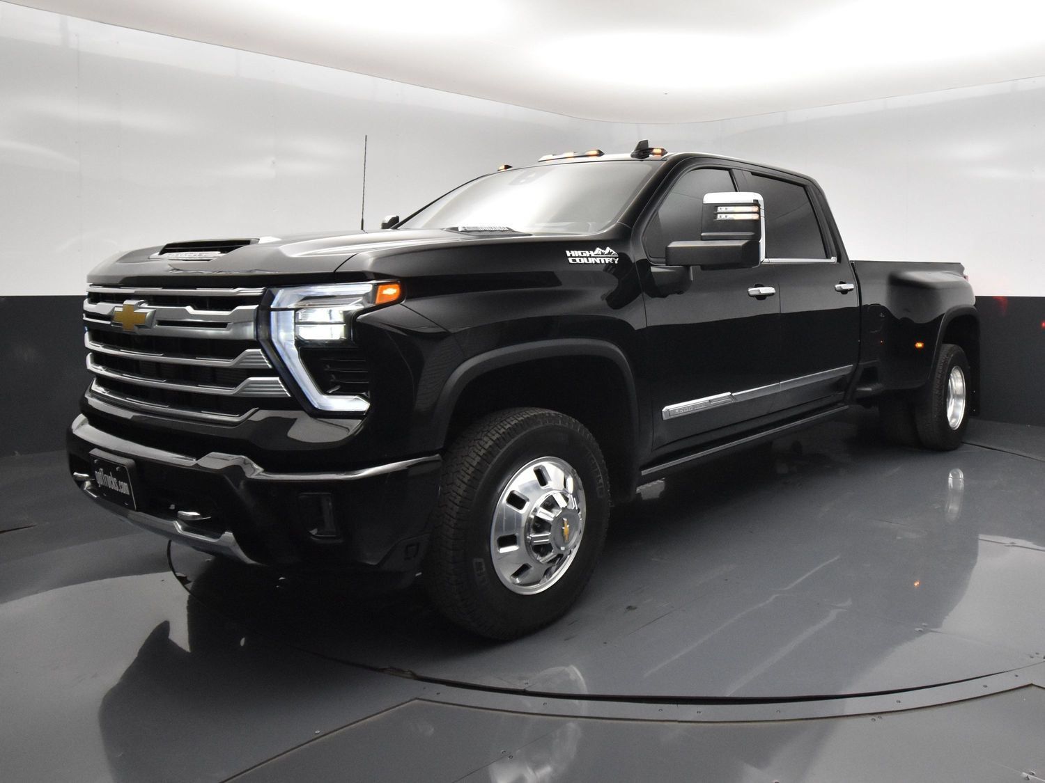 Used 2024 Chevrolet Silverado 3500 High Country w/ High Country Premium Package AWD/4WD image 2