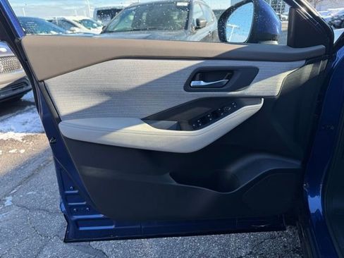 Used 2023 Nissan Rogue SV image 11