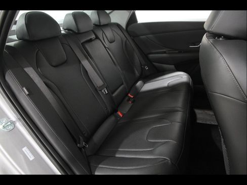 Certified 2025 Hyundai Elantra Limited FWD image 17