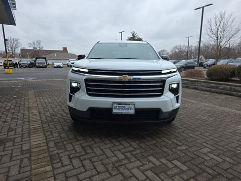 Used 2025 Chevrolet Traverse LT image 9