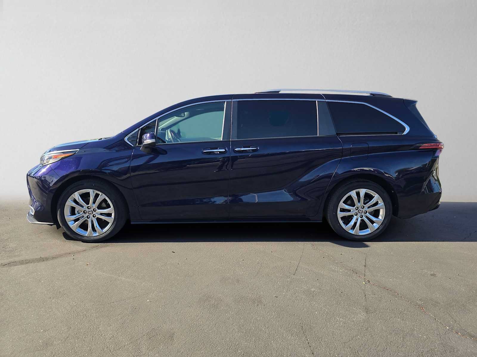 Used 2023 Toyota Sienna Platinum FWD image 6