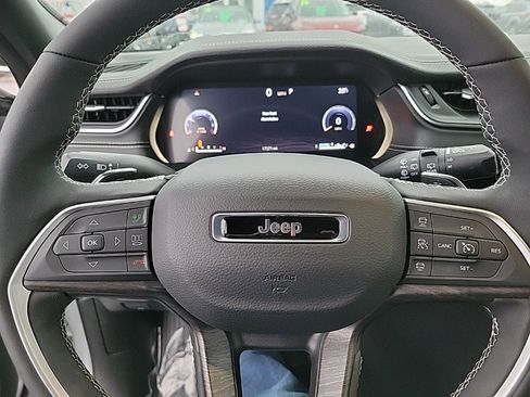 Used 2025 Jeep Grand Cherokee L Limited w/ Luxury Tech Group II image 9