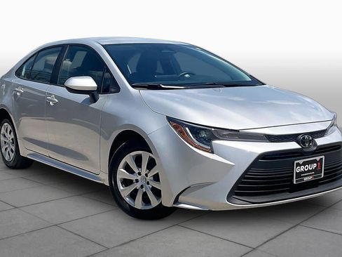 Used 2025 Toyota Corolla LE FWD image 3