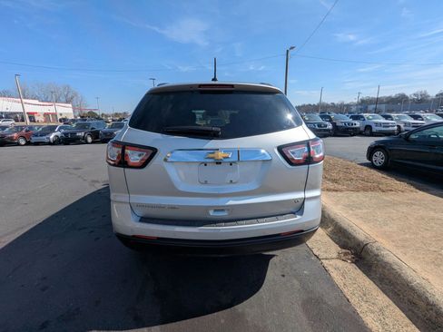 Used 2017 Chevrolet Traverse LT image 6