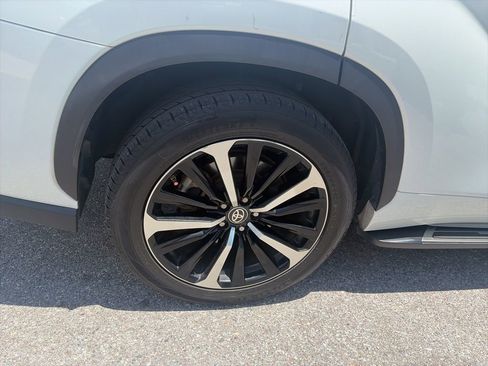 Used 2022 Toyota Highlander XSE FWD image 8