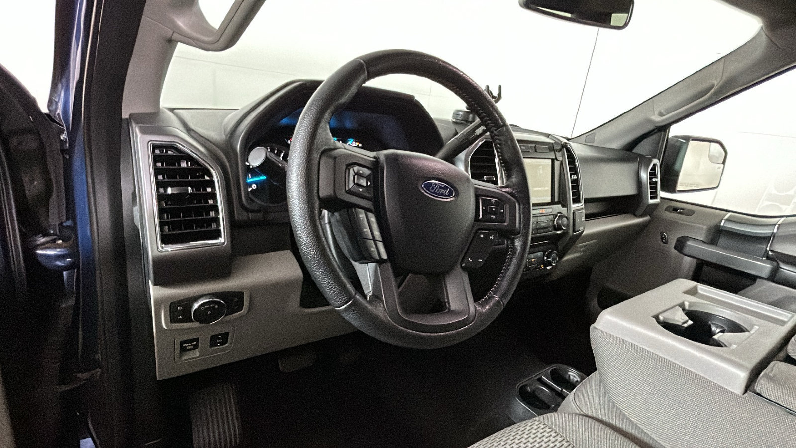 Used 2015 Ford F150 XLT w/ Equipment Group 302A Luxury AWD/4WD image 17