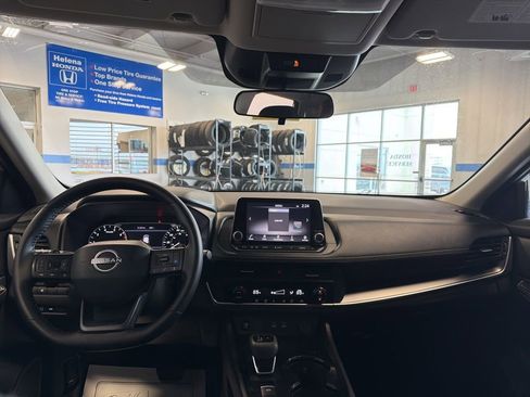 Used 2025 Nissan Rogue SV FWD image 9