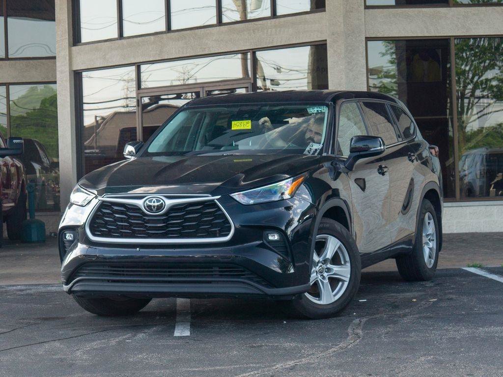 Used 2022 Toyota Highlander LE AWD/4WD image 6