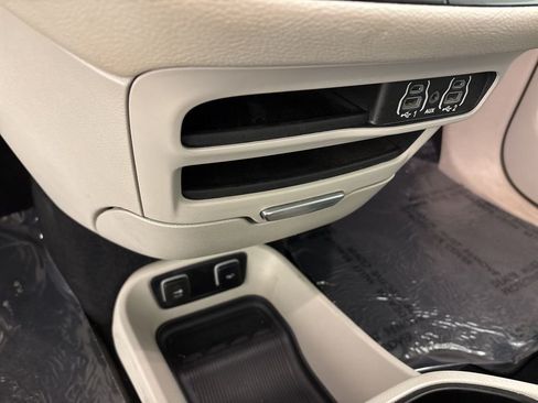 Used 2021 Chrysler Pacifica Touring-L FWD image 39