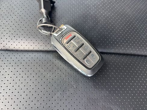 Used 2024 Chrysler Pacifica Touring-L image 24