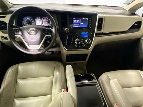 Used 2018 Toyota Sienna XLE image 30