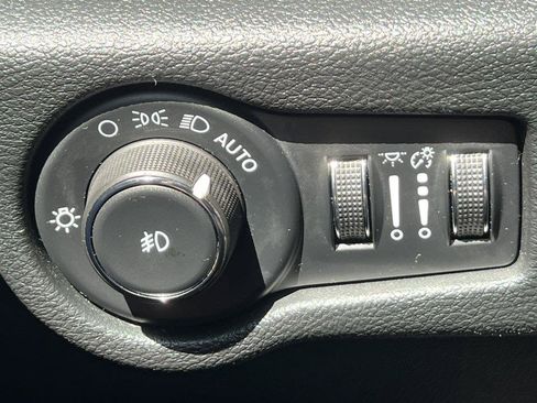 Used 2026 Chrysler Pacifica Select FWD image 18