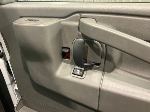 Used 2026 GMC Savana 3500 LT w/ LT Preferred Equipment Group RWD image 9