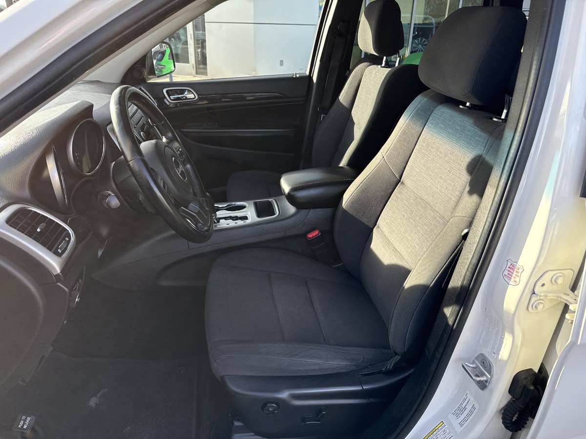 Used 2012 Jeep Grand Cherokee Laredo w/ Laredo E Group AWD/4WD image 13