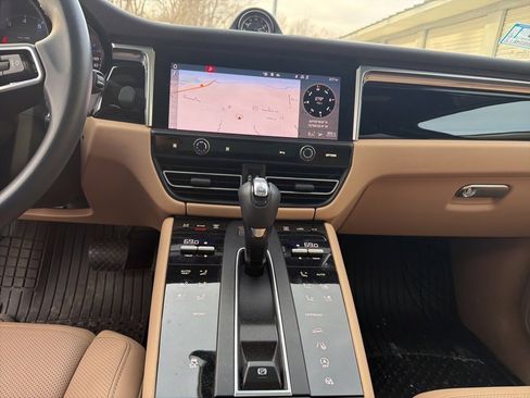 Used 2022 Porsche Macan image 10