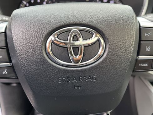 Used 2020 Toyota Highlander XLE AWD/4WD image 30