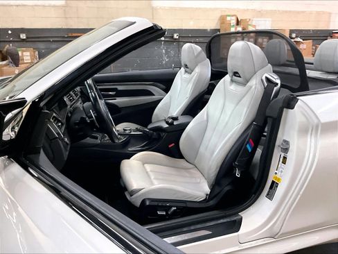 Used 2018 BMW M4 Convertible RWD image 25