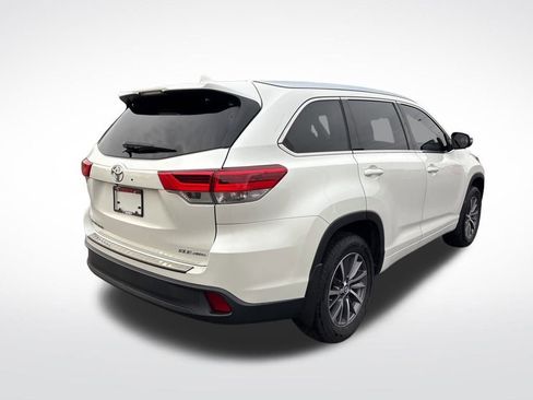 Used 2018 Toyota Highlander SE image 5