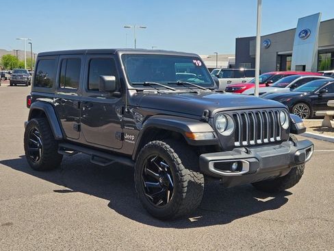 Used 2019 Jeep Wrangler Unlimited Sahara AWD/4WD image 3