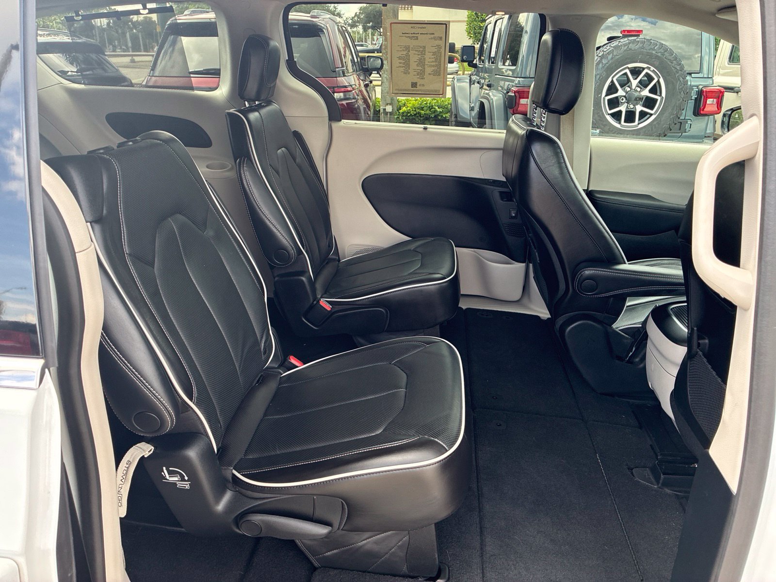 Certified 2023 Chrysler Pacifica Limited AWD/4WD image 12