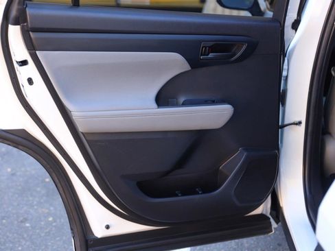 Used 2022 Toyota Highlander L FWD image 25