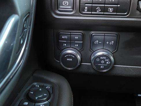 Used 2024 GMC Yukon AT4 w/ Technology Package image 33