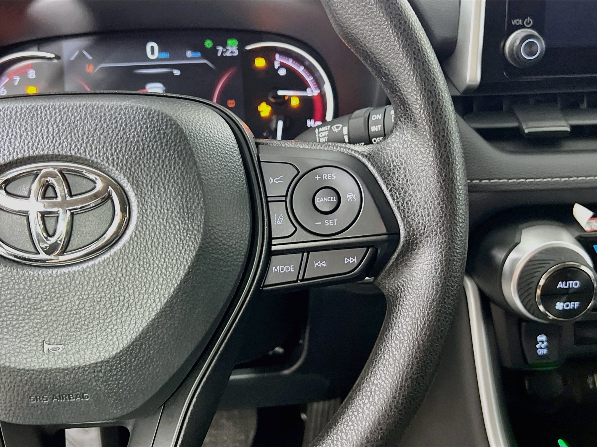 Used 2025 Toyota RAV4 XLE w/ Convenience Package FWD image 20