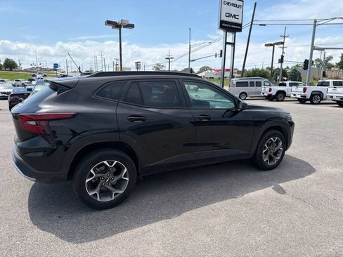 Used 2025 Chevrolet Trax LT FWD image 16