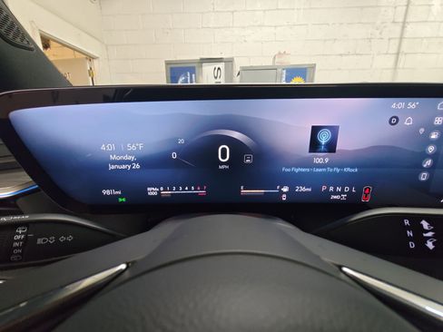 Used 2025 Buick Enclave Preferred image 17