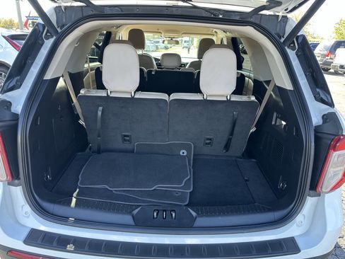 Used 2022 Ford Explorer XLT w/ Equipment Group 202A image 18