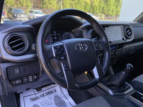 Used 2022 Toyota Tacoma TRD Off-Road AWD/4WD image 17