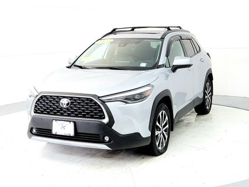 Used 2022 Toyota Corolla Cross XLE w/ Convenience Package AWD/4WD image 2