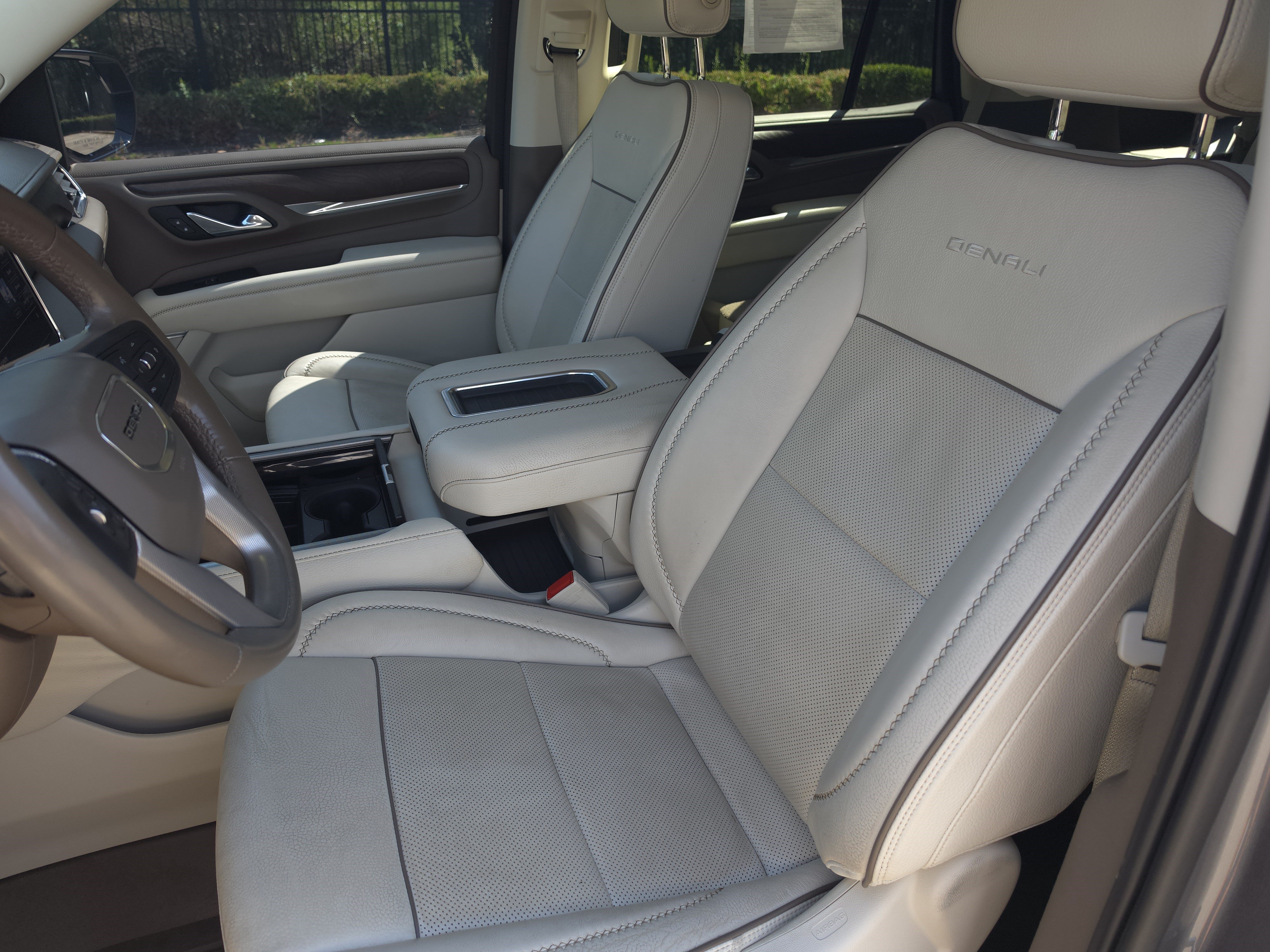 Used 2021 GMC Yukon Denali w/ Denali Premium Package AWD/4WD image 16