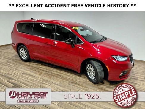 Certified 2025 Chrysler Pacifica Select FWD image 17