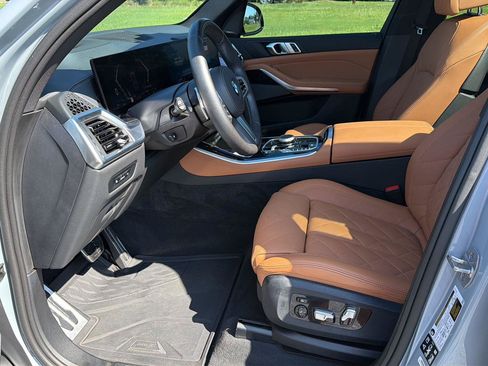 Used 2024 BMW X5 xDrive40i w/ M Sport Package AWD/4WD image 10