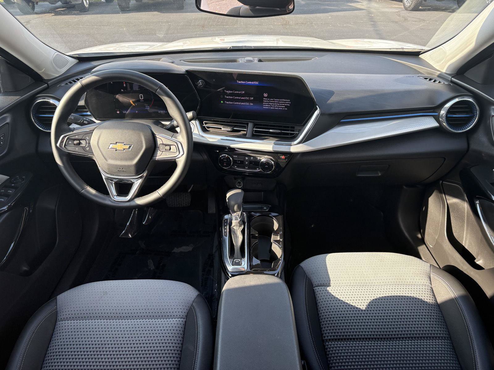 Used 2025 Chevrolet Trax LT w/ LT Convenience Package FWD image 12