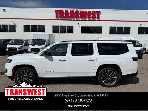 Used 2023 Jeep Wagoneer L Series III w/ Premium Group I AWD/4WD image 2