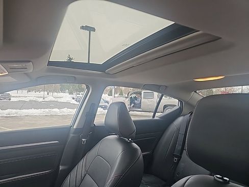 Used 2023 Nissan Altima 2.5 SR w/ SR Premium Package image 10