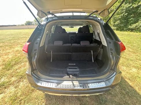 Used 2017 Nissan Rogue SV w/ SV Family Package FWD image 8