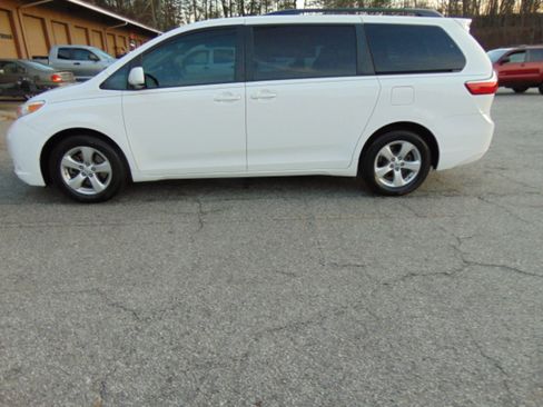 Used 2016 Toyota Sienna LE image 14