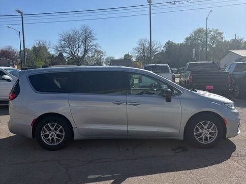 Used 2024 Chrysler Pacifica Touring-L FWD image 17