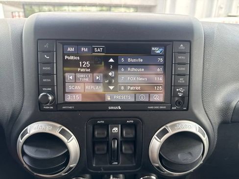 Used 2017 Jeep Wrangler Unlimited Sahara w/ Connectivity Group AWD/4WD image 16