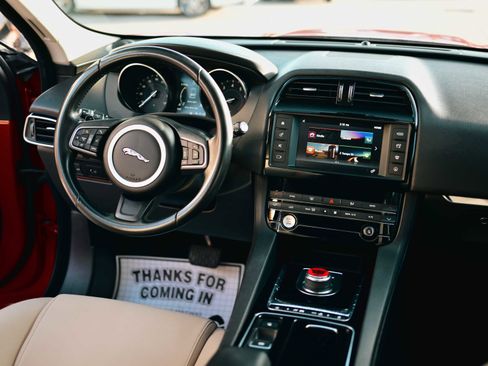 Used 2018 Jaguar F-PACE Premium image 8