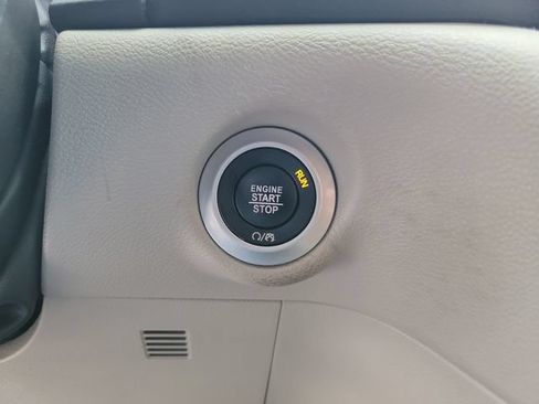 Used 2023 Chrysler Pacifica Touring-L FWD image 32