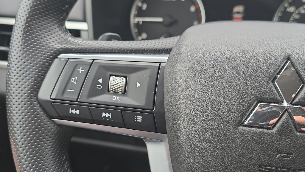 Used 2025 Mitsubishi Outlander SE FWD image 26