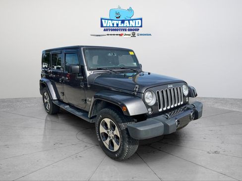 Used 2017 Jeep Wrangler Unlimited Sahara w/ Dual Top Group AWD/4WD image 7